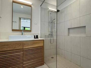 Elegant Lagoon-Level Apartment in Black River – Garden, Light & Privacy