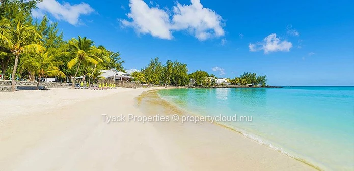 Beachfront land in Pereybere 