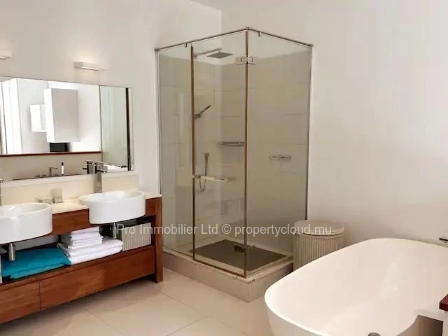A vendre : Appartement de 3 chambres en suite , pieds dans l'eau qui respire l'art de vivre Mauricien avec ses lagune...