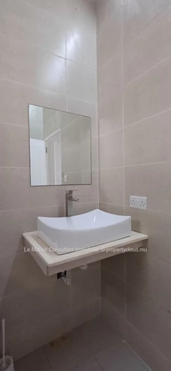 Ground floor apartment 2 bedrooms with private garden and entrance
