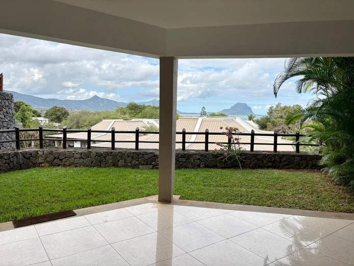 Renovated 3-bedroom apartment with sea & Le Morne views