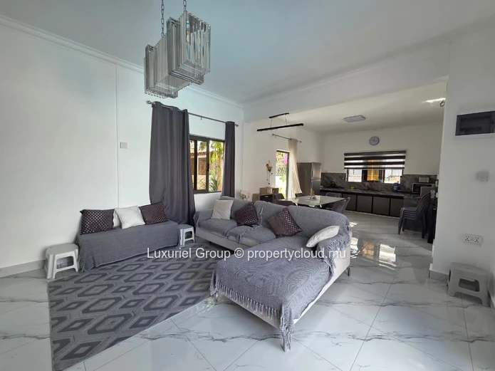 Charmante Villa 2 Chambres avec Piscine et Jardin