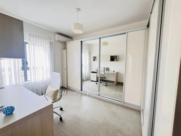 Penthouse Moderne de 2 Chambres avec Vue Panoramique sur le Parc à Louer à Phoenix, Île Maurice