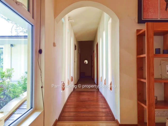 Superbe spacieuse et lumineuse villa de 4 chambres à coucher à vendre