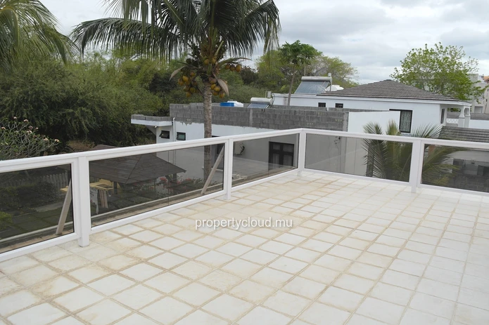 Flic en Flac à louer appartement 2 chambres dans villa à 300 mètres de la plage avec jardin commun