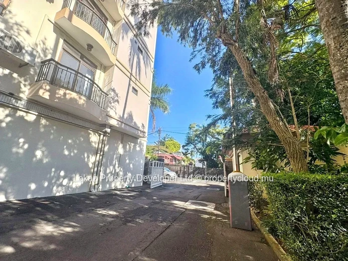 Elegant 3-BR Apartment in Quatre Bornes with Modern Amenities