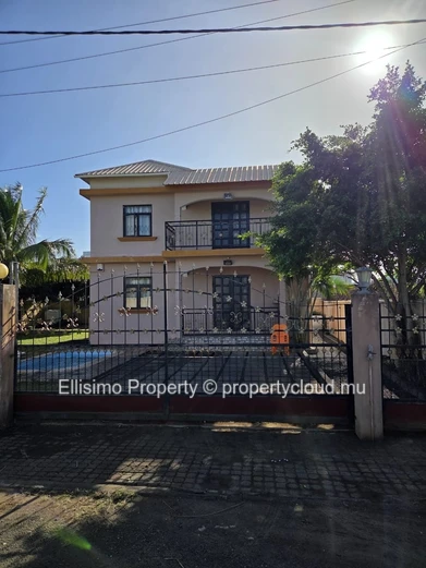 À vendre – Maison 4 chambres avec piscine, CCTV et alarme | Goodlands (Bypass)