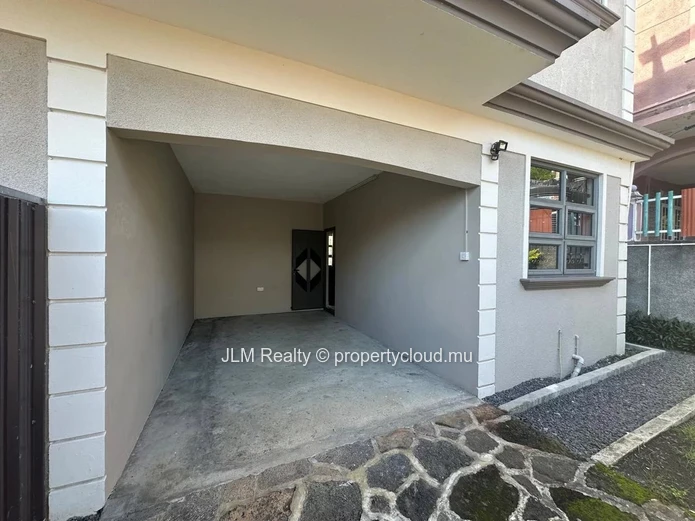 À Vendre – Propriété composée de 2 duplex avec vue mer à La Gaulette, Île Maurice