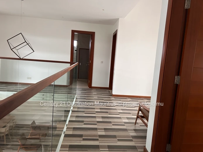 Villa  premium  de 4 chambres en duplex , avec piscine , jardin tropical et prestation de luxe  