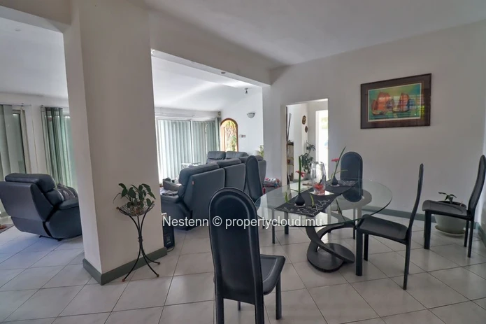 Spacieuse villa traditionnelle en triplex à Sodnac avec 4 chambres, vue sur la mer et la montagne, proche des commodi...