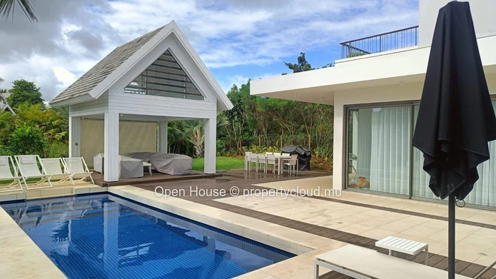 Villa de 485m2 au coeur du domaine de Mon Choisy, Golf, piscine, salle de sport, centre équestre, accès à la plage. 4...
