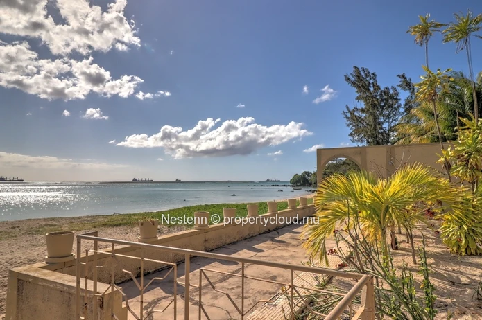 Seafront commercial property 