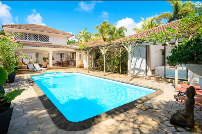 Maison meublée à louer à Calodyne, 406m², 4 chambres, piscine privée, parking, proche des écoles et commerces. Rs 250...