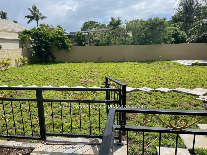 Pereybere - Maison moderne sur un terrain de 800 metrès carrés avec piscine dans un quartier paisible