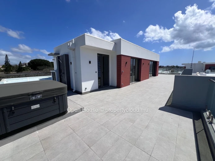 Luxurious penthouse with 3 bedrooms including a master suite, 2 bathrooms, and a swimming pool, located just 300 mete... (Sole Mandate)