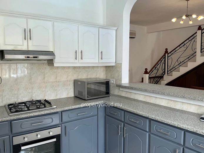 FOR RENT, charming duplex villa in a secure complex, 2 minutes from the public beach, Pereybere