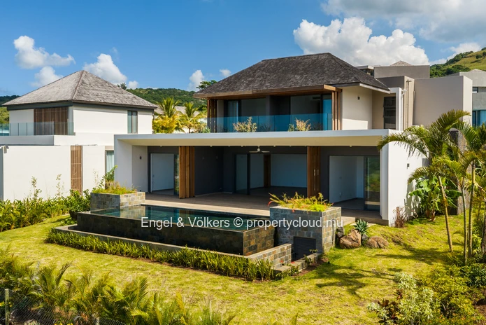 Contemporary Villa in Prestigious Golf Estate