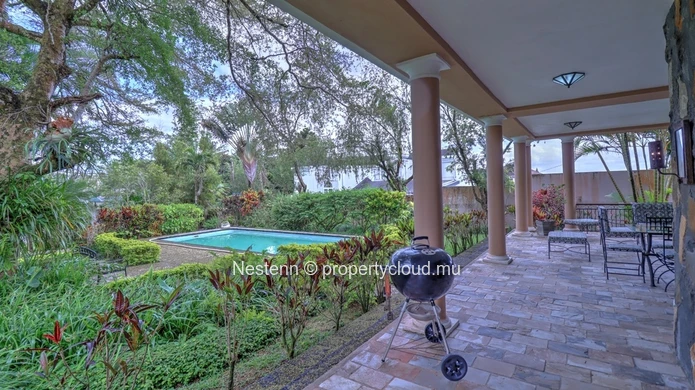 4-bedroom villa with a 2110m² garden, private pool, rustic and modern charm