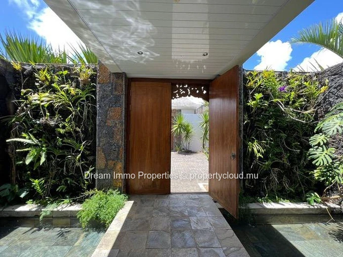 Superbe Villa Style Balinais Avec Grande Piscine A Grand Baie - Ile Maurice