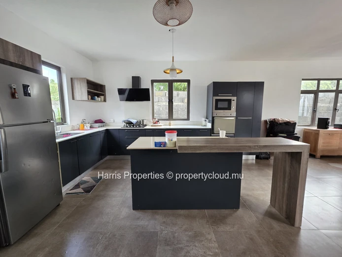 Grande et magnifique maison de 6 chambres avec deux studios à vendre