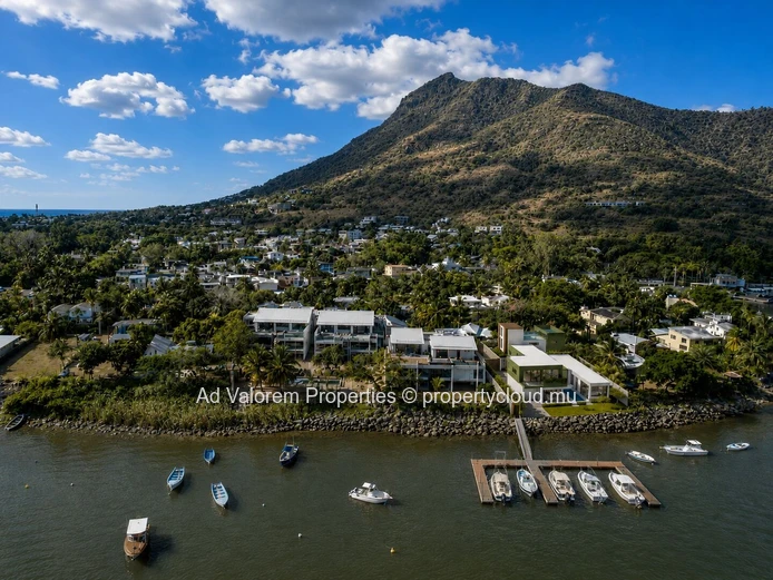 Villa contemporaine d’exception au cœur de La Balise Marina – Rivière Noire!