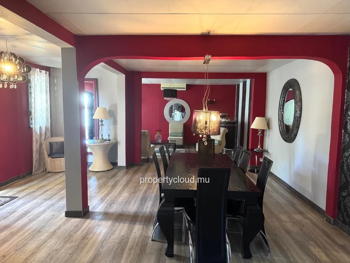 Flic en Flac – À vendre : spacieuse villa de 300 m², 5 chambres, située dans un quartier résidentiel calme.
