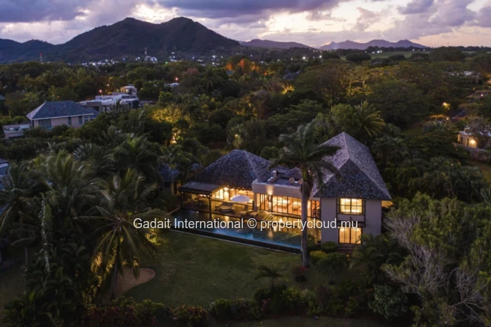 Villa d'exception à Anahita Golf and Resort, vue imprenable sur le golf et l'océan