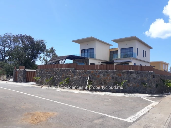 Fully furnished and well equipped modern villa with 6 bedrooms, pool and garage in a secure residence