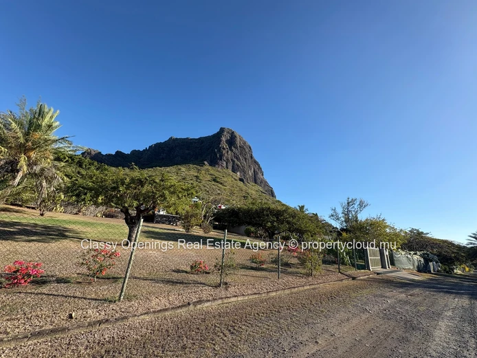 Le Morne 2018 m² Plot — Iconic Mountain & Sea Views