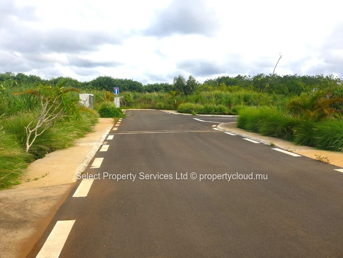 Le Petit Trianon - The Only Plot on the River - Duplex Possibility - Gated Morcellement  - Trianon - Quatre Bornes