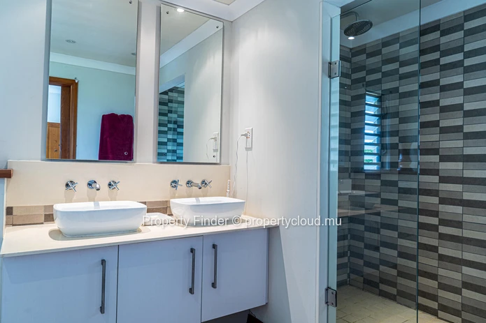 Sophisticated 5 Bedroom Villa in Black River