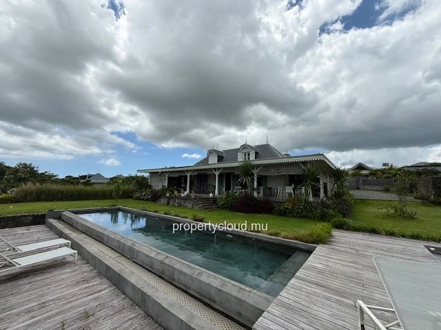 A vendre magnifique villa de 3 chambres à Mont Piton 1.