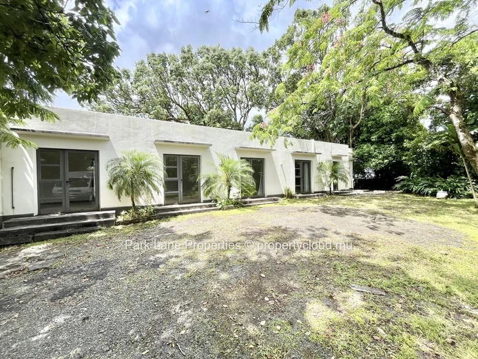 Two independent houses with commercial potential – Perfect for a large family or office space in Curepipe