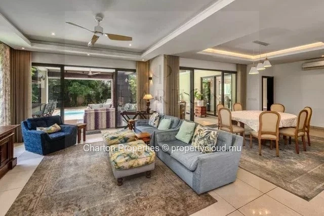 Villa contemporaine de 4 chambres avec piscine privée et double garage à Mont Mascal