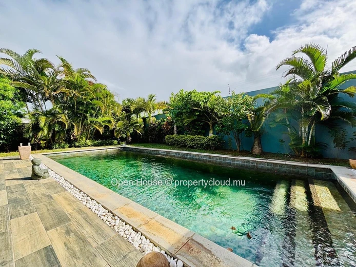 VILLA RES à vendre à Grand Baie# Domaine prisé # 3 chambres dont 2 en suite, piscine privée. Accessible aux étrangers.