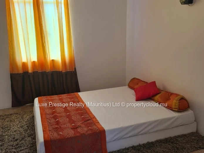 Maison rénovée 3 chambres meublée à louer à Roches Noires | Rs 33,000/mois | 5 min de la plage