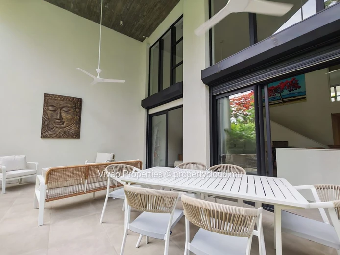 Accessible to foreigners, duplex apartment for sale in Pointe aux Canonniers, 142m², 3 bedrooms, communal pool, garde...