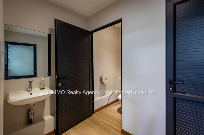 Bureau moderne de 90 m² à louer à The Flore, Floréal – Rs 45,000 + VAT (Mandat exclusif)