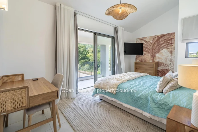 Contemporary villa in the heart of the Smart City of Tamarin. Close to school and all shops. 4 bedrooms.