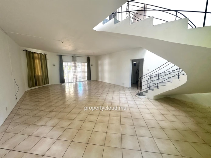 For Rent in Flic en Flac, Mauritius – Spacious 5-Bedroom Villa with Garage, Close to the Beach