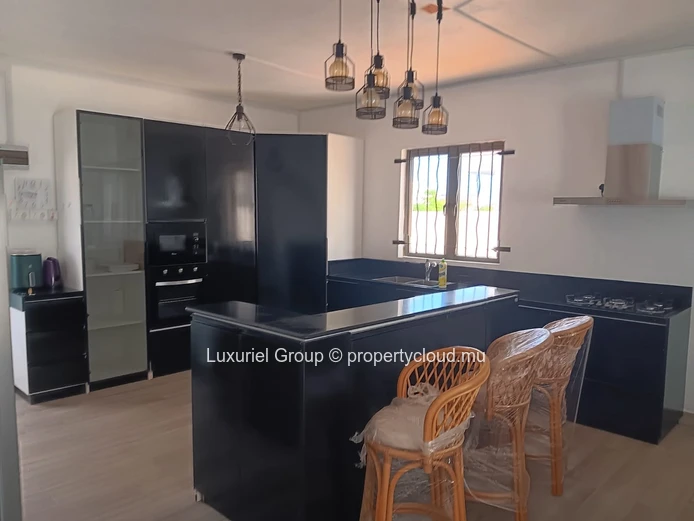 Élégante Villa Neuve avec Rooftop Aménagé et Piscine