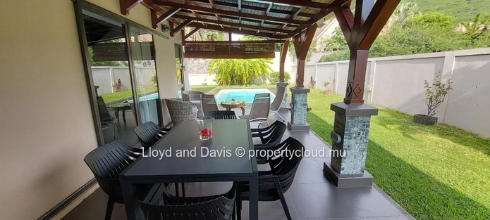 Elegant 3-Bedroom House with Mezzanine in Tamarin – Secure Estate