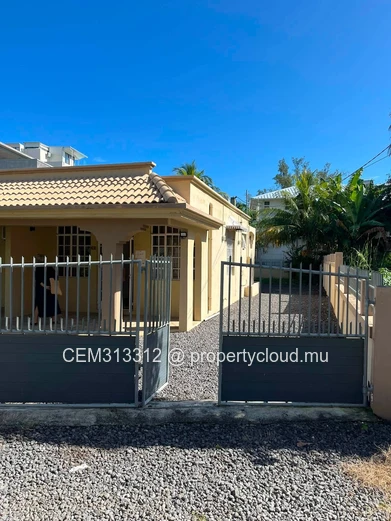 9.5 Perches Villa avec Terrain à Vendre – Péreybère 