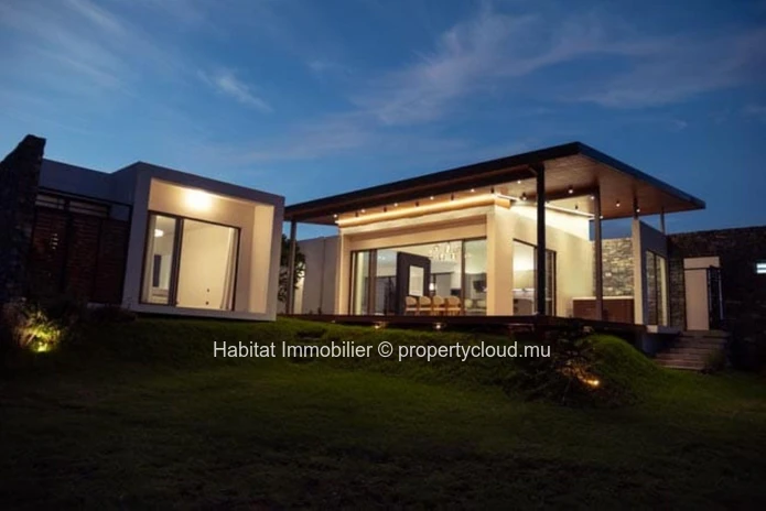To rent : This elegant 285 m² villa offers the ultimate luxury living experience, nestled within a prestigious golf e...