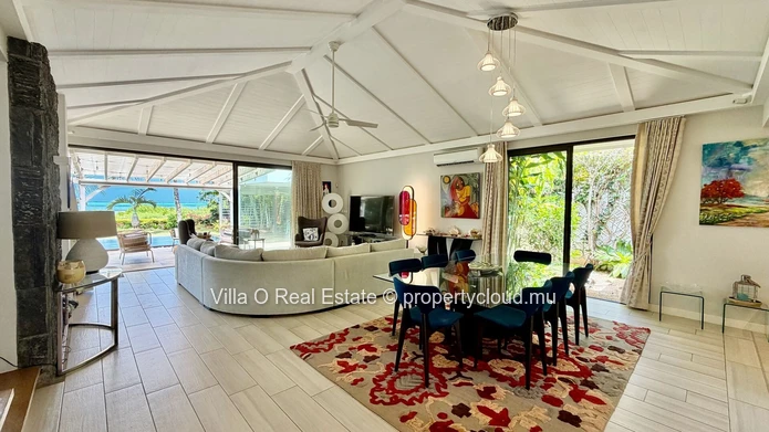 Sublime vue mer turquoise de cette jolie villa, sa belle terrasse et gazebo avec piscine a debordement, situee en res...