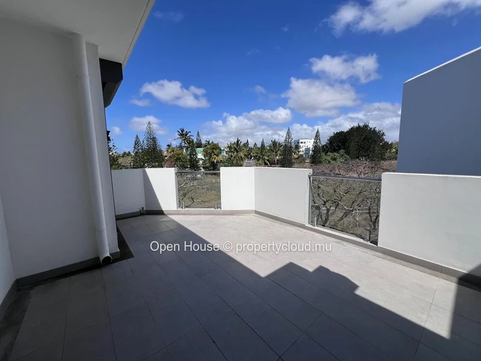 Luxurious penthouse with 3 bedrooms including a master suite, 2 bathrooms, and a swimming pool, located just 300 mete... (Sole Mandate)