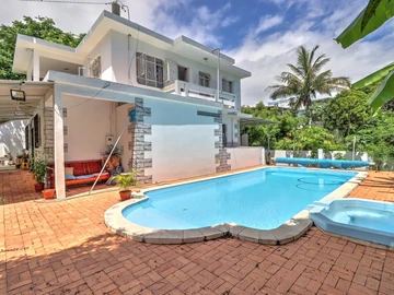 Élégante maison familiale de 3 chambres avec piscine et jardin
