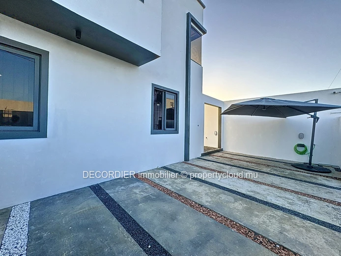 Grande maison individuelle avec piscine