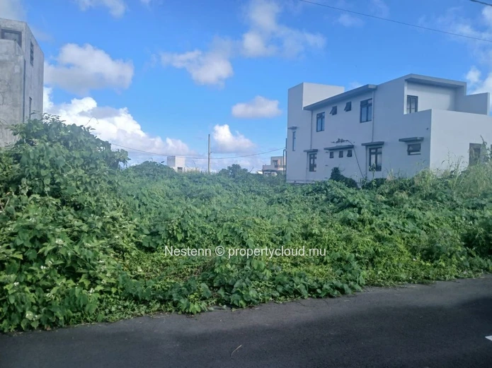 For sale: 405.10 m² land in Plaine Magnien within a residence, close to school, hospital, and shops. Good condition.