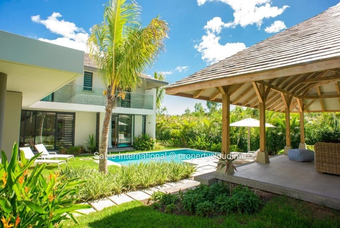 Villa PDS à vendre, Tamarin, 364m² habitables, terrain 669m², 3 chambres, piscine privée, accès mer, proche écoles